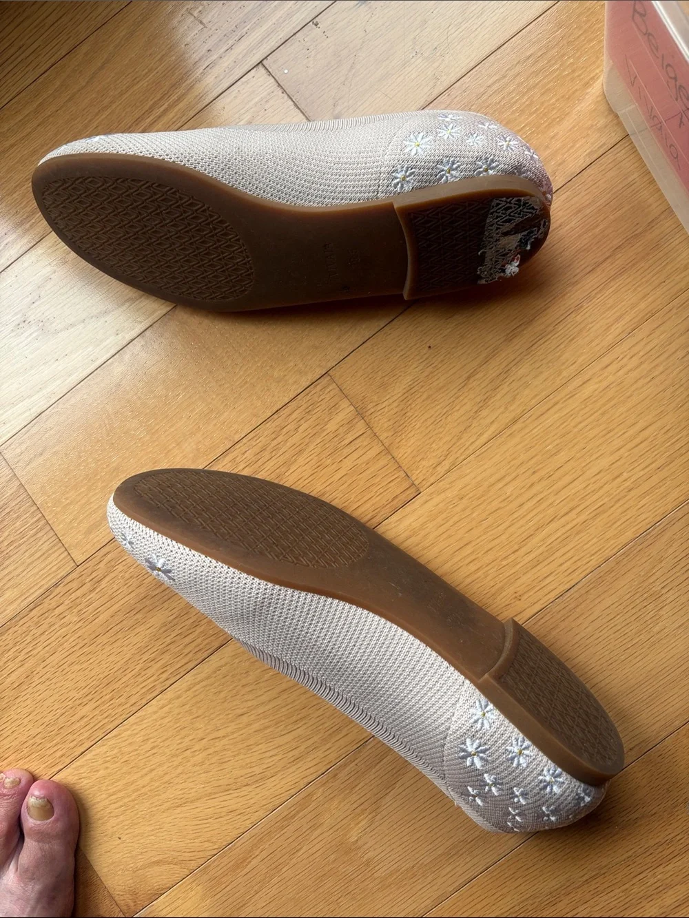 Comfort Vivaia Women's Cream Daisy Ballet Flats - worn once